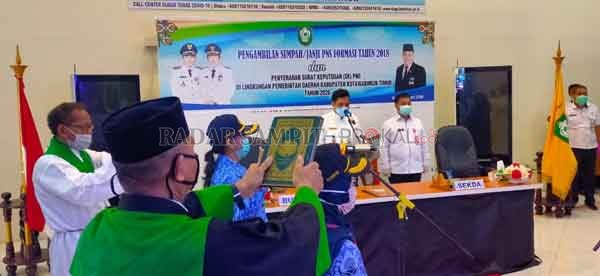 PROSESI: Bupati Kotim Supian Hadi saat memimpin pengambilan sumpah/janji Pegawai Negeri Sipil (PNS) di lingkup Pemkab Kotim formasi tahun 2018, di ruang Command Center Kantor Dinas Komunikasi dan Informatika (Diskominfo) Kotim, Rabu (22/4).(YUNI/RADAR SAM
