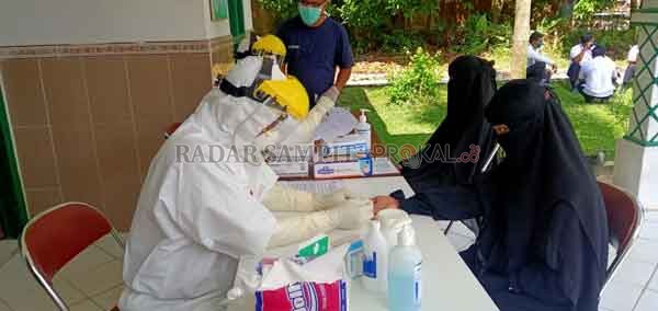 RAPID TEST ; Sejumlah santri asal Kabupaten Lamandau yang baru pulang dari salah satu ponpes di Desa Temboro, Kabupaten Magetan menjalani rapid test. Selanjutnya para santri ini akan diarahkan untuk mengikuti pengambilan sampel swab di RSUD Sultan Imanudd