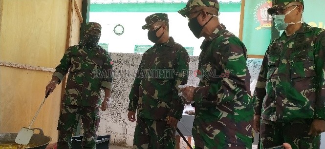 DAPUR UMUM ;Komandan Kodim 1014/PBN saat meninjau kesiapan dapur umum untuk mendistribusikan makannan kepada masyarakat terdampak Covid-19, Rabu (22/4)