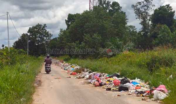 SAMPAH: Terlihat tumpukan sampah mengular di Jalan Samping Stadion 29 Nopember, dan saat ini sudah dibersihkan oleh DLH Kotim.(IST/RADARSAMPIT)