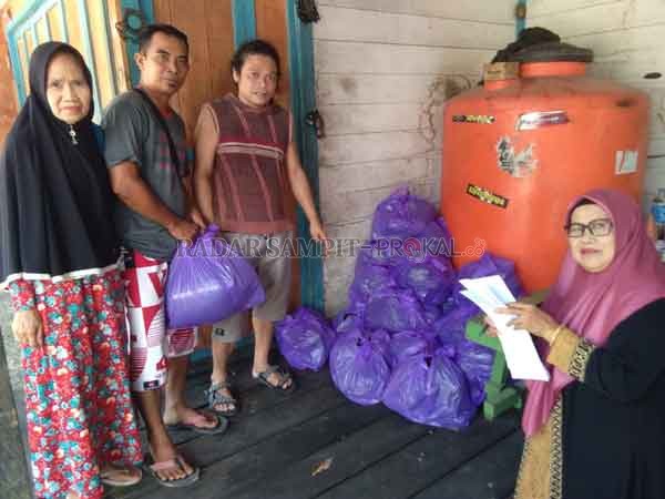 PEDULI : Penyerahan bantuan paket sembako kepada korban banjir di  RT 18 Kelurahan Melayu oleh Pemkab Batara melalui BPBD setempat, baru-baru tadi.(      istimewa)