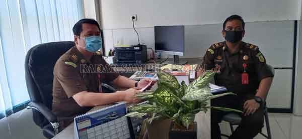 BERI KETERANGAN: Kasipidsus Kapuas bersama Kasubsi Pidsus Kejari Kapuas  di sela menjelaskan kelanjutan penanganan kasus dugaan Tipikor pembangunan RPU, Rabu (22/4).(ALEXANDER/RADAR SAMPIT)
