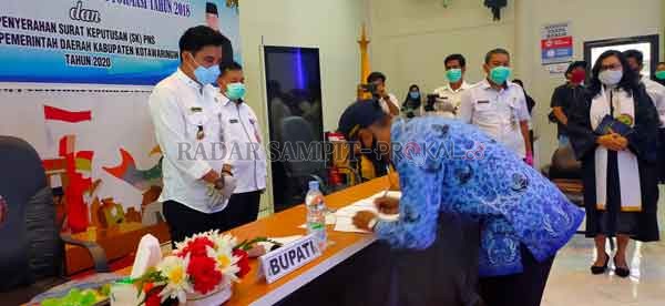 PENANDATANGANAN SEREMONIAL surat keputusan (SK)  Aparatur Sipil Negara (ASN) di lingkup Pemkab Kotim, formasi tahun 2018, Rabu (22/4).(YUNI/RADAR SAMPIT )