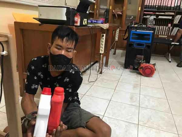 DIAMANKAN: Tersangka pencurian bersama beberapa barang bukti saat diamankan di Polsek Selat.(ALEXANDER / RADAR SAMPIT)