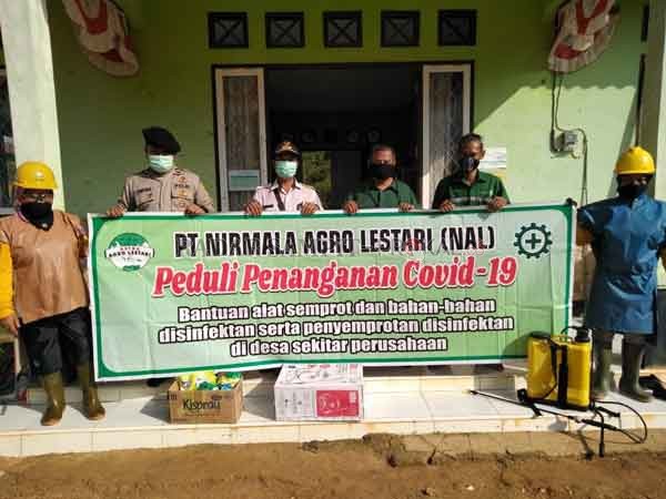 SOSIAL: Petugas dari PT NAL usai melaksanakan kegiatan peduli penanganan Covid-19 di Kabupaten Lamandau.(NAL for Radar Pangkalan Bun)