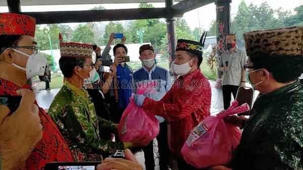 SERAHKAN BANTUAN :  Agustiar Sabran saat menyerahkan bantuan kepada pemangku adat. Relawan Muda Sugianto Sabran Cegah Covid-19 dan Gerakan Millenial Agustiar Sabran Lawan Covid-19.(DODI RADAR PALANGKA)