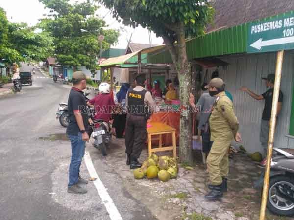 PERINGATAN: Polsek Arsel dan Satpol PP Kobar memberikan imbauan terkait protokol kesehatan yang harus dipatuhi oleh pedagang kue di sejumlah ruas jalan di Kota Pangkalan Bun, Sabtu (25/4).(Koko/Radar Pangkalan Bun)