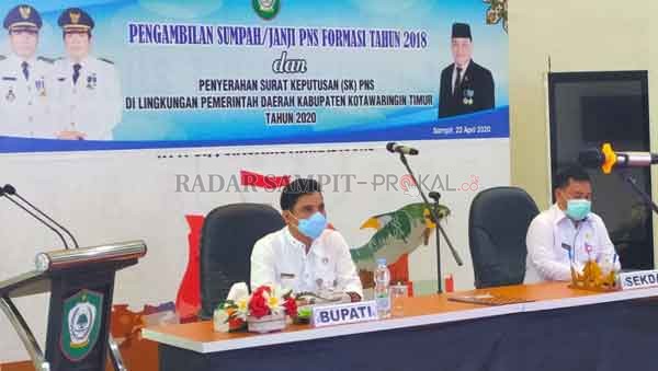 PROSESI: Sekda Kotim Halikinnor saat mendampingi Bupati Kotim Supian Hadi saat pengambilan sumpah janji Pegawai Negeri Sipil (PNS) formasi tahun 2018 belum lama tadi.(YUNI/RADAR SAMPIT)