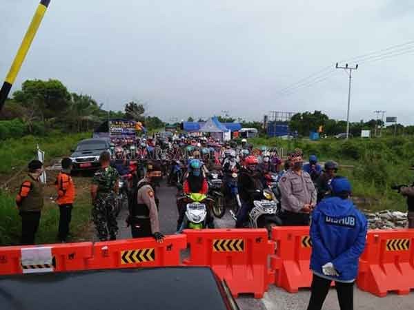 ANTRE: Tampak warga saat mengantre di posko Covid-19 di Seruyan, untuk bisa keluar dan masuk Seruyan.(IST/RADARSAMPIT)