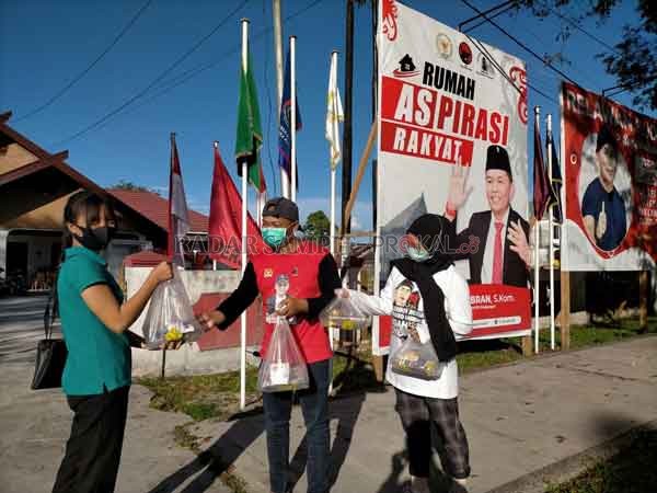 TERUS BERGERAK : Tim relawan Sugianto Sabran dan Agustiar Sabran terus mendistribusikan bantuan kepada masyarakat. (Insert) sembako gratis yang dibagikan.(DODI/RADAR PALANGKA)