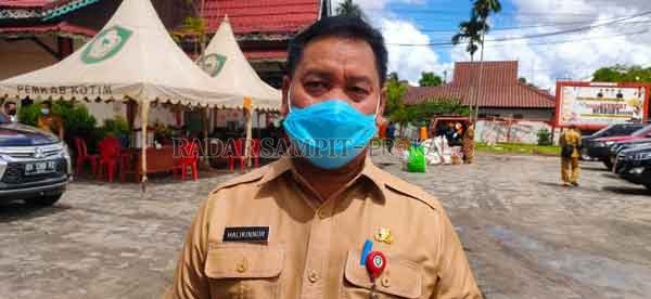 WAWANCARA : Sekda Kotim Halikinnor saat dikonfirmasi media terkait THR bagi PNS lingkup Pemkab Kotim, Senin (27/4).(YUNI/RADAR SAMPIT)