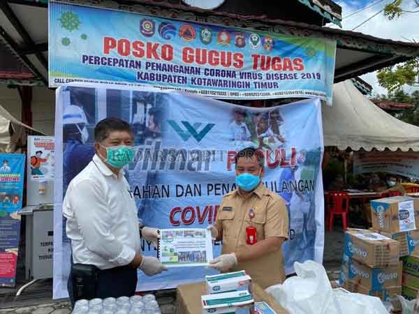 Serah terima bantuan secara simbolis kepada Pemkab Kotim yang diwakili Sekda Kotim Halikinnor  oleh General Manager Wilmar Group Kalimantan Tengah. Gan Poey Guan