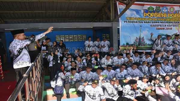 PERJUANGKAN PENDIDIKAN: Bupati Kapuas Ben Brahim S Bahat menyapa tenaga pendidik dalam sebuah kegiatan, beberapa waktu lalu.