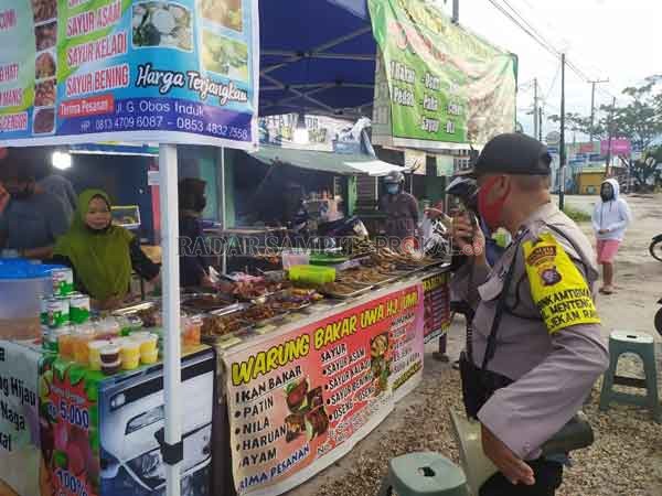 IMBAUAN : Bhabinkamtibmas Polsek Pahandut Aipda Toha menggunakan pengeras suara, mengimbau masyarakat ikuti anjuran pemerintah dan melaksanakan maklumat Kapolri.(DODI/RADARPALANGKA)