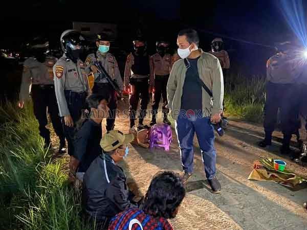 DIAMANKAN : Empat pemain judi dadu gurak diamankan pihak Direktorat Samapta Polda Kalteng di Jalan Temanggung Tilung.(IST/RADARPALANGKA)