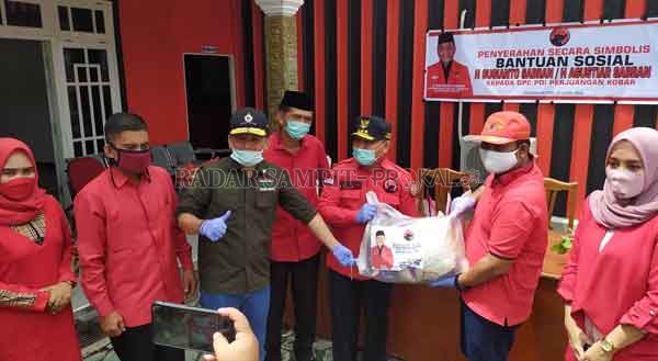 BANTUAN : Gubernur Kalteng H Sugianto Sabran dan Anggota DPR RI Agustiar Sabran menyerahkan paket sembako dan diterima Ketua DPC PDIP Kobar Ahmadi Riansyah, Selasa (28/4).(RINDUWAN/RADAR PANGKALAN BUN )