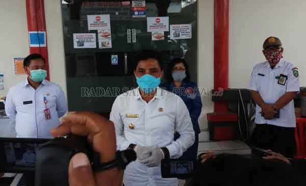 WAWANCARA: Bupati Kotim Supian Hadi saat dikonfirmasi awak media terkait perkembangan Covid-19, bersama Ketua DPRD Kotim, Sekda Kotim, dan Kepala Dinas Kesehatan Kotim, beberapa waktu lalu.(DESIWULANDARI/RADARSAMPIT)