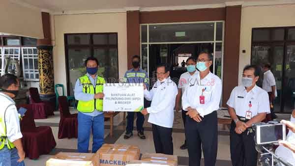 PERANGI COVID: Perwakilan Adaro Indonesia menyerahkan bantuan APD dan masker kepada Pemkab Bartim diterima Sekda Eskop, di kantor halaman Pemkab Bartim, Rabu (29/4).(EKO APRIANTO/RADAR SAMPIT)