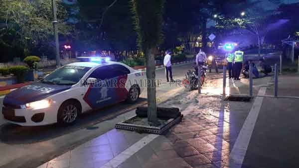 PERSUASIF ; Satlantas Polres Kobar memberikan imbauan dan edukasi kepada sejumlah remaja yang kedapatan nongkrong selepas sahur di ruas Jalan Sutan Syahrir, Rabu (29/4).(SATLANTAS/RADAR PANGKALAN BUN)