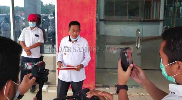 KONFERENSI PERS : Wakil Bupati Mura Rejikinoor saat menyampaikan perkembangan atas bertambahan pasien terkonfirmasi positif Covid-19, Rabu (29/4).(RENO/RADAR SAMPIT)