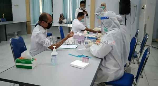 RAPID TEST: Sejumlah pejabat Kabupaten Kobar menjalani rapid test di Aula Dinkes Kobar Rabu (29/4).(ISTIMEWA/RADAR PANGKALAN BUN )