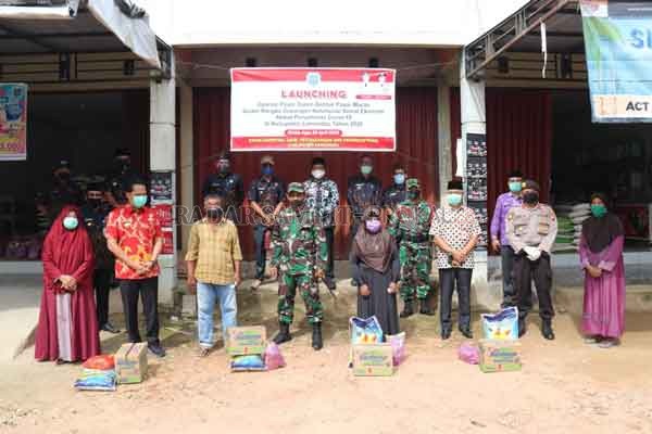 PEMBUKAAN ;Bupati Lamandau Hendra Lesmana membuka pasar murah yang digelar di desa Rimba Jaya, Kecamatan Sematu Jaya, Kamis (30/4). Pasar murah ini digelar pemerintah daerah untuk membantu masyarakat terdampak pandemi Covid-19.( PEMKAB LAMANDAU/RADAR SAMP