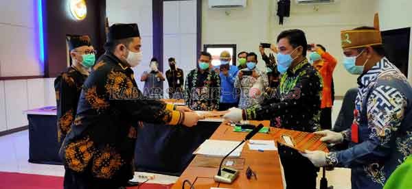 SERTIJAB: Bupati Kotim Supian Hadi menyaksikan langsung serah terima jabatan (sertijab) Direktur RSUD dr Murjani Sampit dari dr Denny Muda Perdana kepada dr Febby Yudha Herlambang, Kamis (30/4).(YUNI/RADAR SAMPIT )