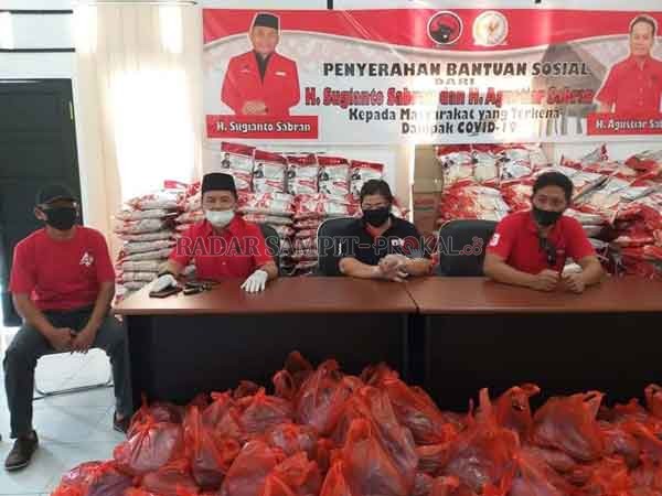 KEPEDULIAN: Anggota DPR-RI Agustiar Sabran Sugianto terus menyalurkan bantuan kepada berbagai pihak, kali ini melalui PDI-P Kota Palangka Raya.(DODI RADAR PALANGKA)