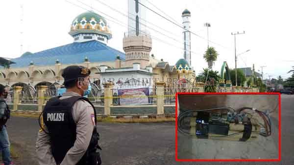 Pihak Polres Seruyan bersama Gegana Polda Kalteng mengamankan  lingkungan Masjid Agung Nurul Yaqin, Kuala Pembuang setelah adanya penemuan diduga bom.(HENDRI/RADAR SAMPIT)