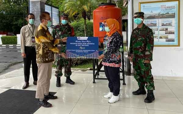 BANTUAN: Salah satu perwakilan dari BI menyerahkan secara simbolis bantuan 40 unit Wastafel Portbabel kepada Ketua Harian Gugus Tugas, Emi Abriyani.(istimewa)