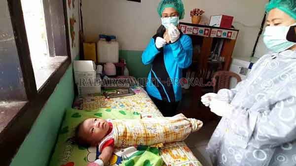 IMUNISASI : Petugas Puskesmas Kurun tengah bersiap untuk memberikan imunisasi kepada salah satu bayi yang dibawa orangtuanya di puskesmas tersebut, Kamis (30/4).(PUSKESMAS KURUN FOR RADAR SAMPIT)