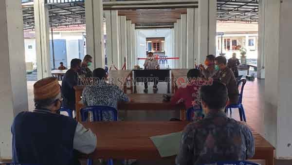 BELI BERAS : Suasana rapat membahas pembelian beras di rumah jabatan bupati seruyan dimana ada 12.956 KK akan menerima bantuan pemkab seruyan selama tiga bulan ke depan.(PROTOKOL SETDA/RADAR SAMPIT)