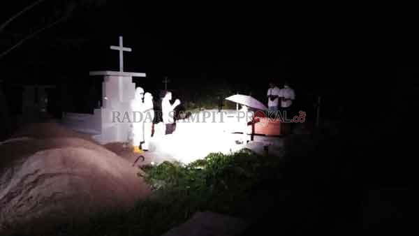 PROTOKOL COVID-19: Proses pemakaman PDP di Kapuas menggunakan protokol Covid-19.(GUGUS TUGAS COVID-19 KAPUAS FOR RADAR SAMPIT)