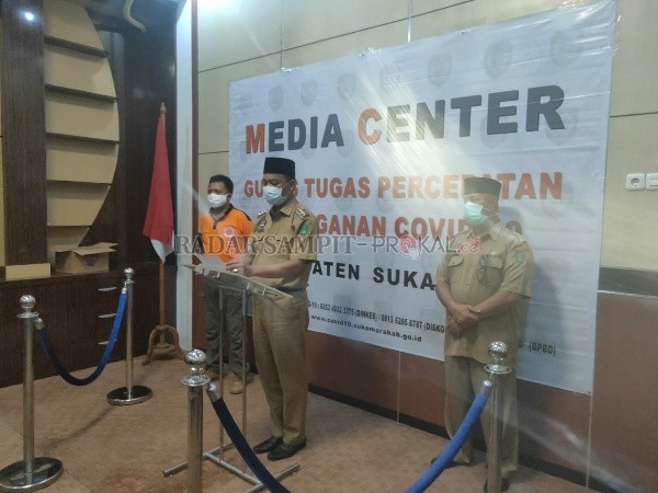 Bupati Sukamara menjelaskan status kabupaten itu yang awalnya masih zona hijau menjafi zona merah saat pres rilis, Senin (4/5).(FAUZIANNUR/RADAR SAMPIT
