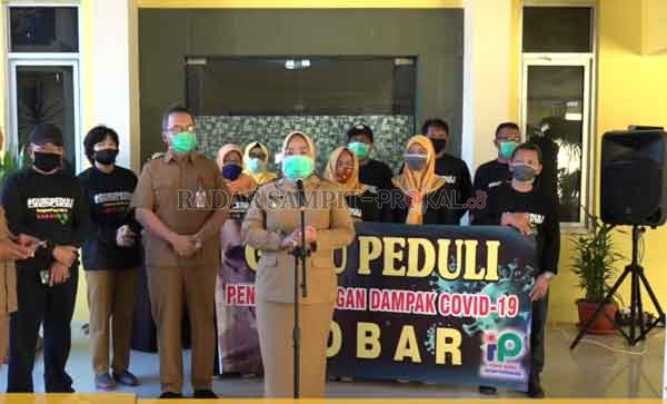 APRESIASI: Bupati Kobar Hj Nurhidayah mengapresiasi sumbangsih guru Kabupaten Kobar yang ikut memberikan bantuan kepada masyarakat.(PROKOM KOBAR/RADAR PANGKALAN BUN )