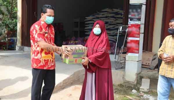 SEMBAKO MURAH : Bupati Lamandau Hendra Lesmana saat pembukaan pasar sembako murah di Kecamatan Sematu Jaya beberapa hari lalu.( PEMKAB LAMANDAU/RADAR SAMPIT)
