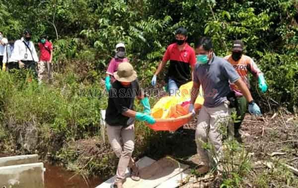 EVAKUASI: Petugas RSUD Puruk Cahu bersama penyidik Polres Murung ketika mengevakuasi jenazah Lestari Purnomo dari hutan daerah Jalan Poluo Basan, Puruk Cahu ke mobil ambulans, Senin (4/5).(RENO/RADAR SAMPIT)