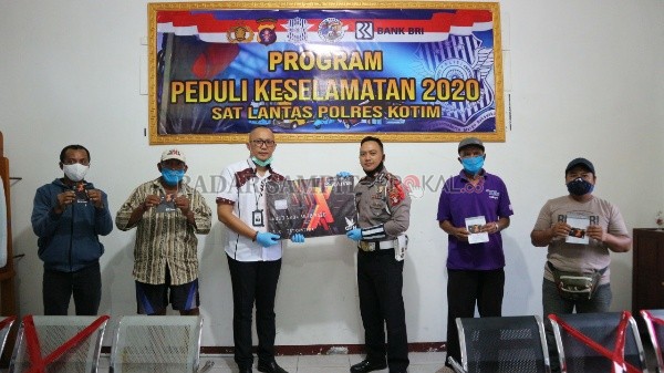 Launching Program Peduli Keselamatan 2020 ini ditandai dengan penyerahan buku tabungan BRI dari Pemimpin BRI Cabang Sampit Agung Ari Wibowo kepada Kasat Lantas Polres Kotim Johari Fitri Casdy, Selasa (5/5) sore.