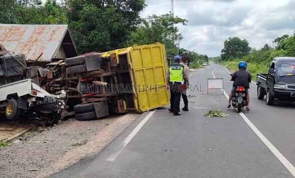 KECELAKAAN : Anggota Polisi dari Satlantas Polres Kapuas saat mendatangi rumah dan mengevakuasi mobil yang ringsek usai ditabrak dump truk.(ALEXANDER/RADAR SAMPIT)