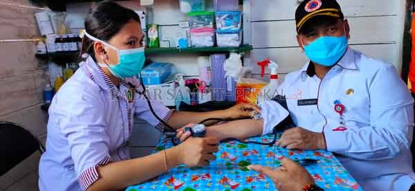 CEK KESEHATAN: Sekda Kotim Halikinnor saat sedang diperiksa oleh tenaga kesehatan di Puskesmas Pembantu Desa Sudan Kecamatan Cempaga Hulu, Rabu (6/5).(YUNI/RADAR SAMPIT)