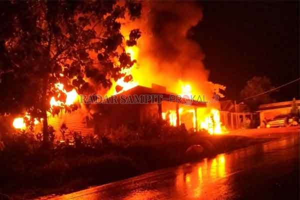 KEBAKARAN: Rumah warga yang terbakar di Desa Tanjung Harapan, Kecamatan Telaga Antang, Kabupaten Kotawaringin Timur (Kotim).(IST/RADAR SAMPIT)
