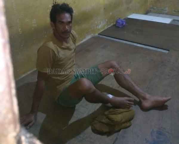 DIRINGKUS: Syahdan (46), tersangka curat saat dalam tahanan Polsek Arsel setelah dibekuk dari Desa Karang, Kecamatan Belantikan Raya, Kabupaten Lamandau, Kamis (7/5) pukul 00.30 WIB.(Istimewa/Polsek Arsel)