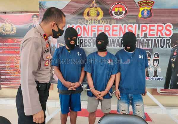 DIEKSPOSE: Tiga tersangka curanmor saat release bersama Wakapolres Kotim Kompol Abdul Aziz Septiadi, salah satunya tahanan asimilasi.(DIAN TARESA/RADAR SAMPIT)