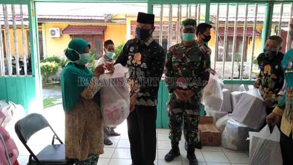 Bupati Sukamara Windu Subagio saat menyerahkan bantuan paket sembako bagi warga terdampak pandemi Covid-19.