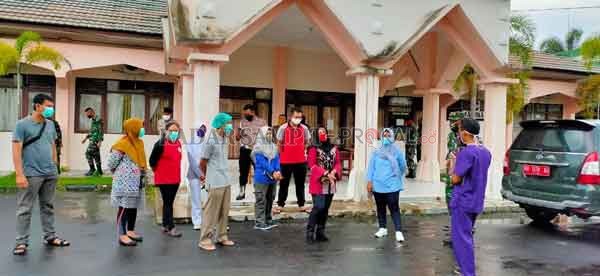 MEMANTAU: Ketua harian gugus tugas percepatan penanganan Covid-19, Emi Abriyani bersama Wakil Wali Kota Palangka Raya, Umi Mastikah mengunjungi Asrama Haji Almabrur, Kamis (7/5) lalu.((HMS for RADAR PALANGKA))