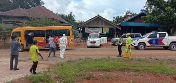 PEMERIKSAAN: Puluhan warga Lamandau saat berangkat untuk pengambilan sampel swab di RSUD Sultan Imanudin beberapa waktu lalu.(RIA MEKAR/RADAR PANGKALAN BUN)