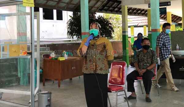 Bupati Kotawaringin Barat Hj Nurhidayah melepas kepulangan tujuh pasien Covid-19.(RADAR PANGKALAN BUN)