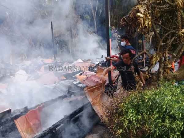 TINGGAL PUING ; Sejumlah bangunan kelas dan perlengkapan lain di SDN 2 Asam Baru, Kecamatan Danau Seluluk terbakar, Minggu (10/5). Meski tanpa korban jiwa, namun untuk sementara belum diketahui secara pasti penyebab kejadian tersebut.(POLSEK HANAU/RADAR S