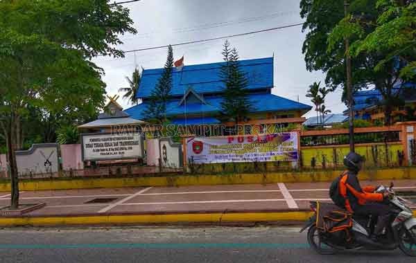 Disnakertran Kabupaten Kotawaringin Barat telah membuka pos pelayanan pengaduan THR sejak Jumat (8/5).(SULISTYO/RADAR PANGKALAN BUN)