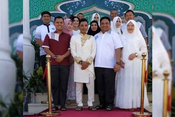 Bupati Kotim Supian Hadi berfoto bersama saat momentum lebaran tahun lalu.(IST)
